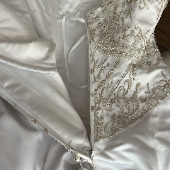 Sweetheart A-line strapless Wedding gown with Train, embroidery, sequins,size 10 - Picture 14 of 17